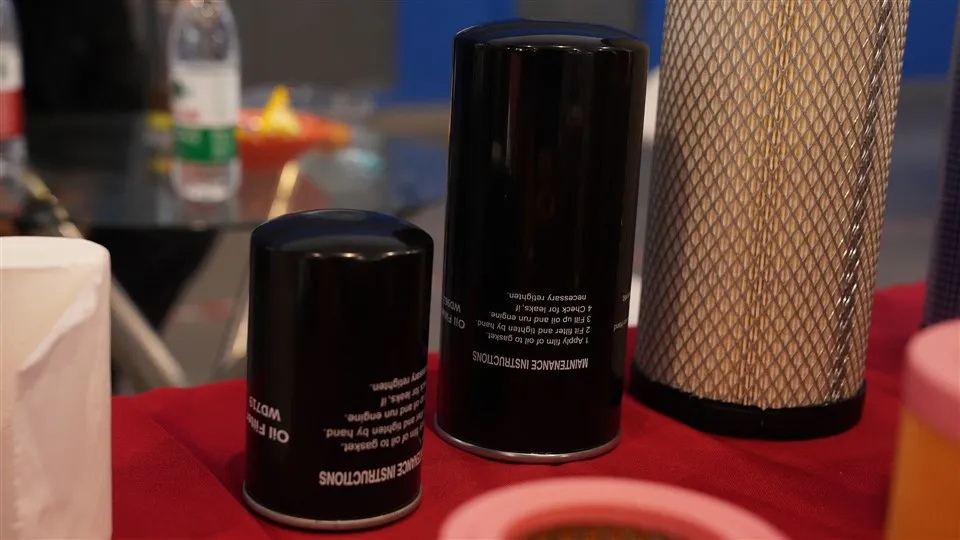 Auto příslušenství s autobusovým motorem Části čističe OEM MD 135737 15400- RAF - T01 Filtr oleje palivového filtru pro Mitsubishi Chrysler Toyota Lexus Isuzu