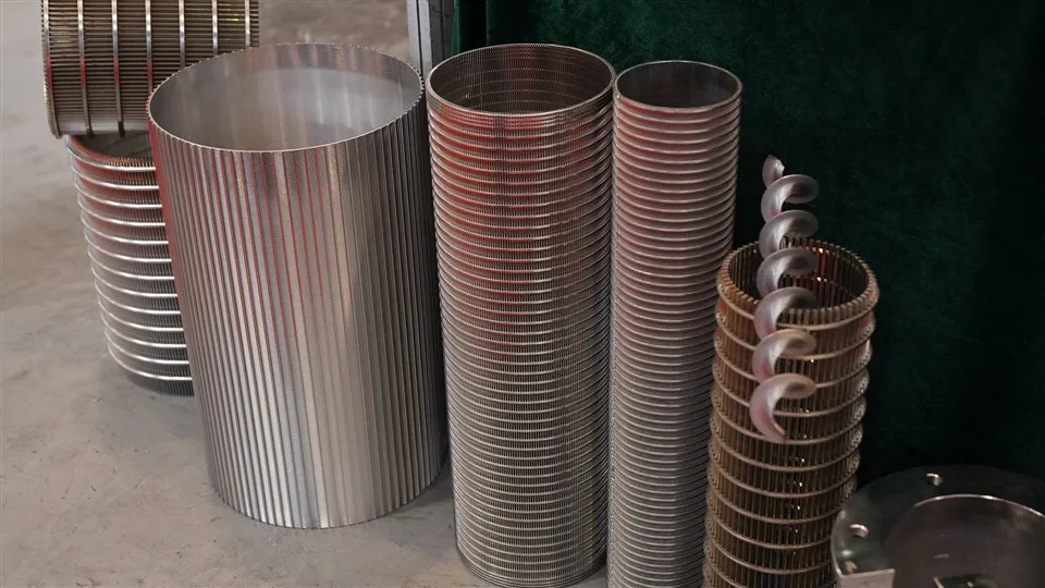 Filtrační prvek z kompozitní síťoviny s děrovanou deskou