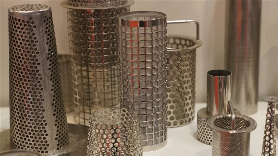 Filtrační patrona z kompozitní síťoviny s perforovanou deskou